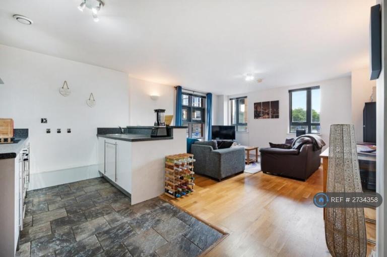 2 bedroom flat in Blantyre Street, Manchester, M15 (2 bed) (#2734358)