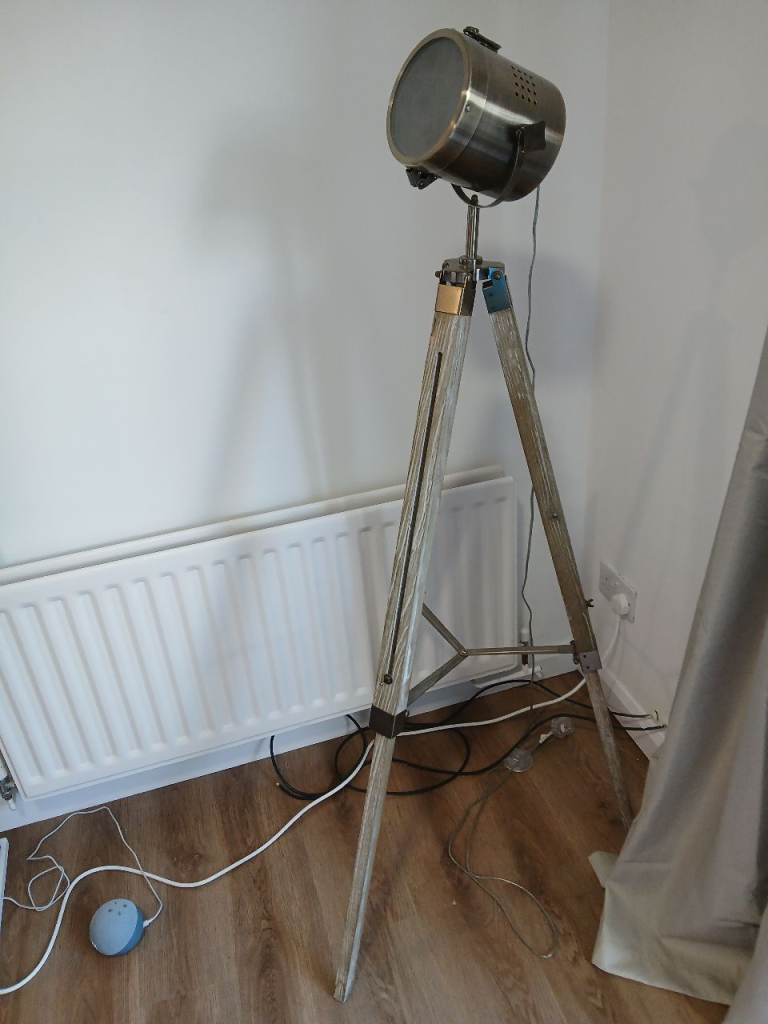 Free standing floor lamp 