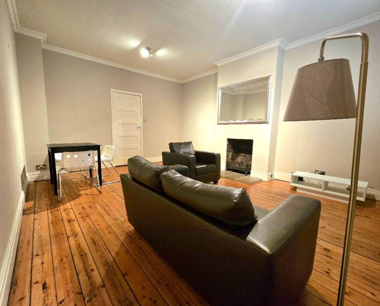 SW4 Old Town - 1 Min Clapham Common Tube: Character/Premium feel, Large Deco 1‑bed, Gated Parking 