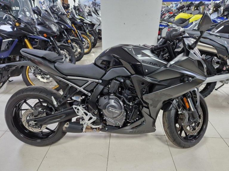 SUZUKI GSX800R IN BLACK
