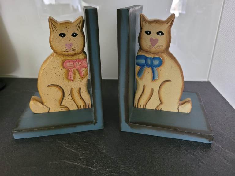 Bookends with cat design for child's room 