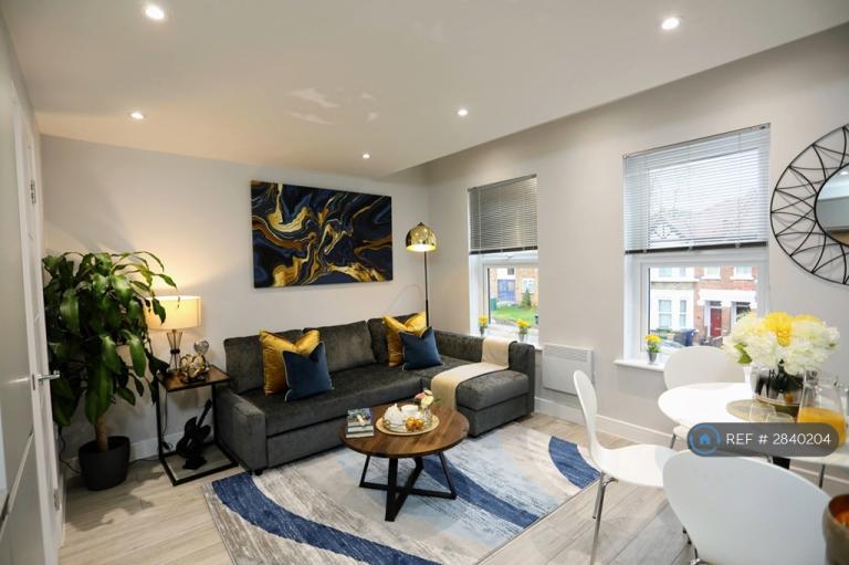 3 bedroom flat in London, London, N12 (3 bed) (#2840204)