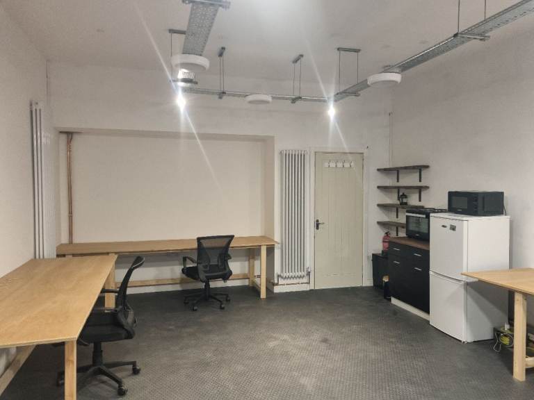 Artist Desk Space - Creative Studio - Workspace - Shared Room E17