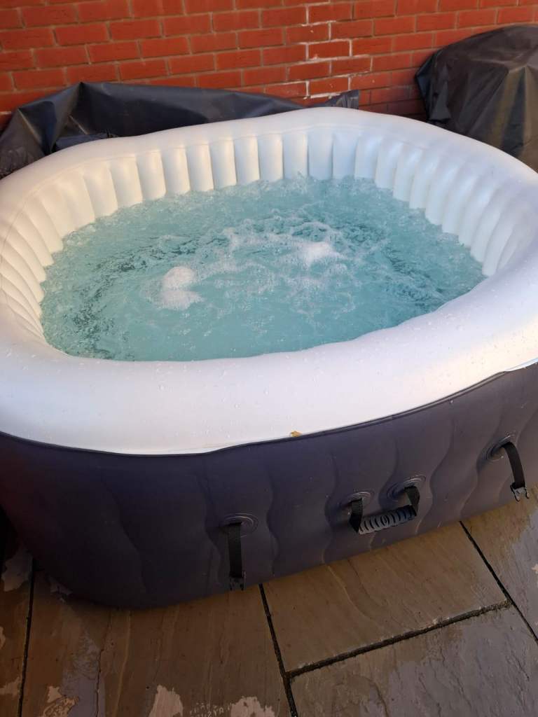 4-6 PERSON SQUARE HOT TUB / SPA WITH BESTWAY PUMP / HEATER UPGRADE!