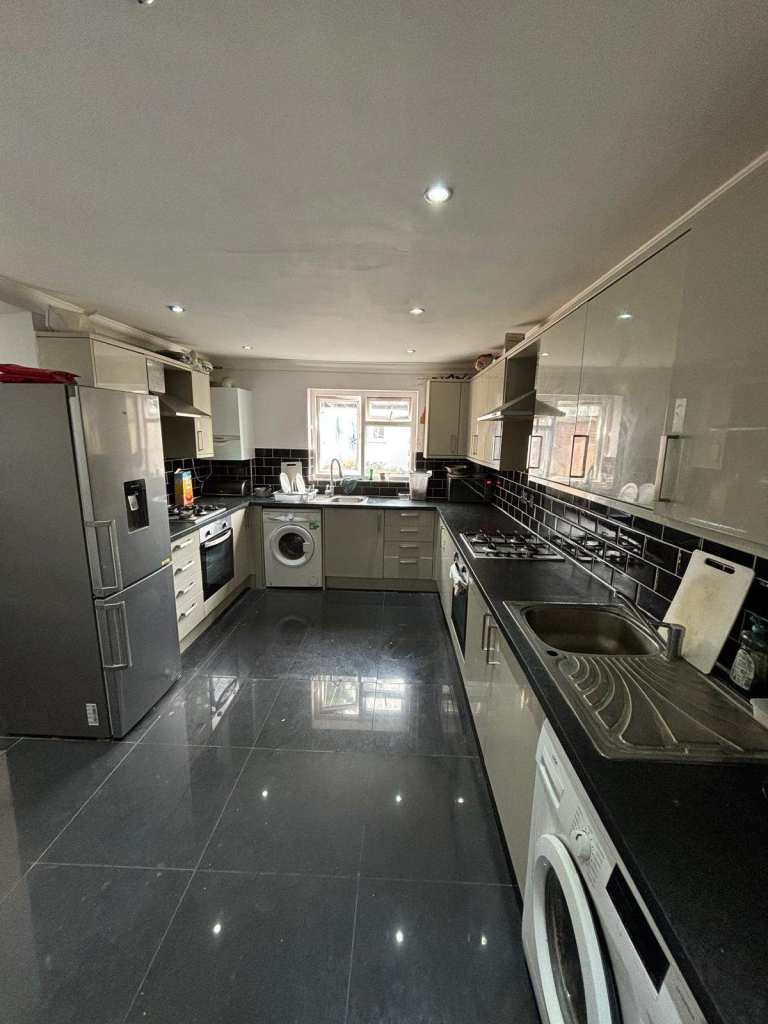 🏡 TO LET • En-Suite Double Room • Inc. Bills + CTax • Seven Kings, IG3 8LY 🏡