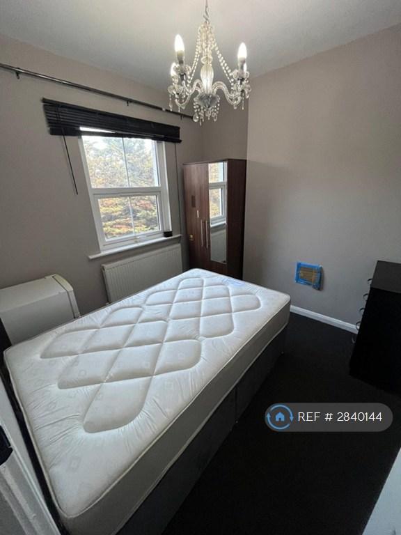 1 bedroom in Queenstown Road, London, SW8 (#2840144)