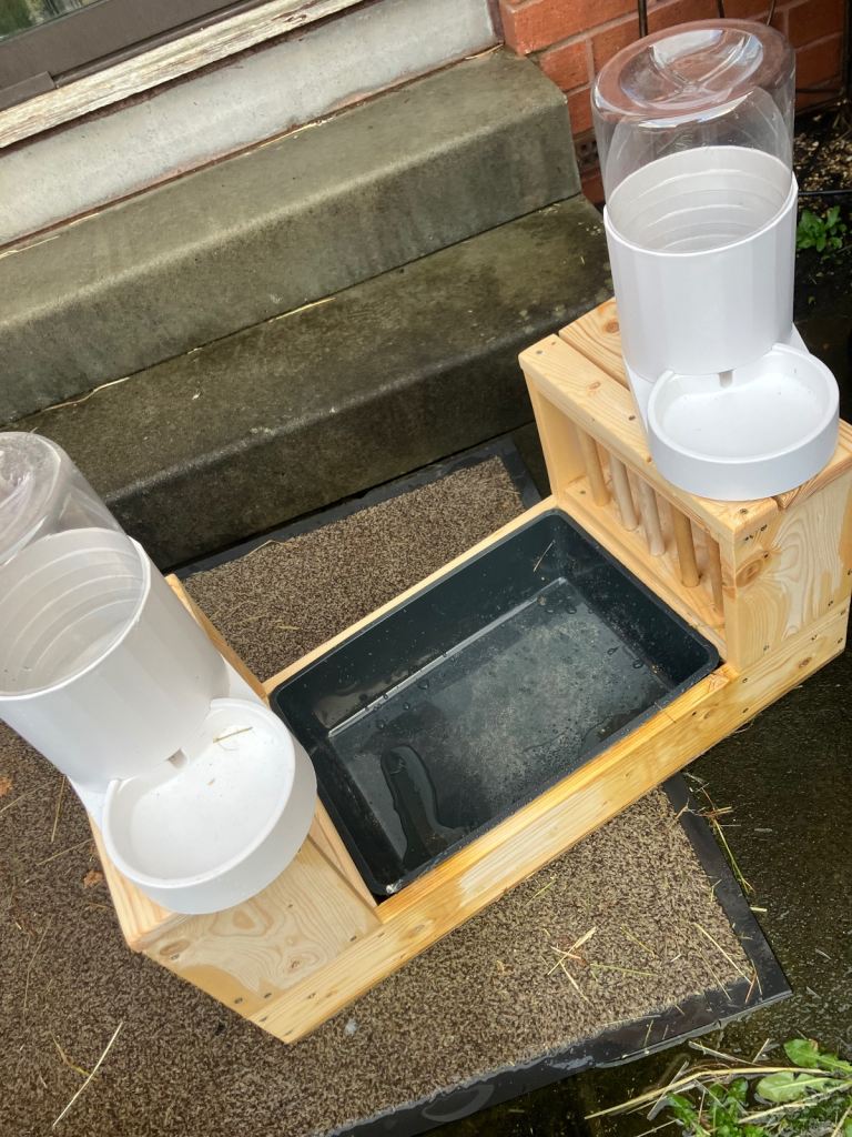Litter Box Rabbit / automatic water dispensers 