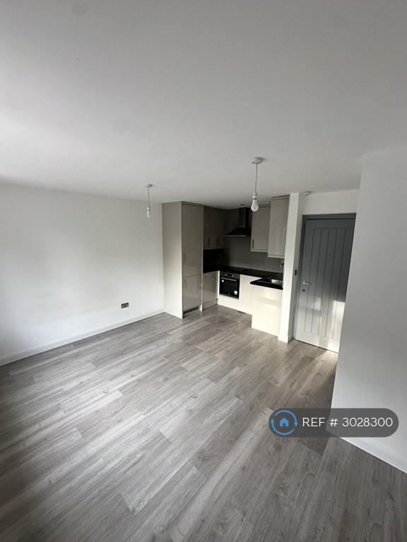 2 bedroom flat in Norbury, London, SW16 (2 bed) (#3028300)