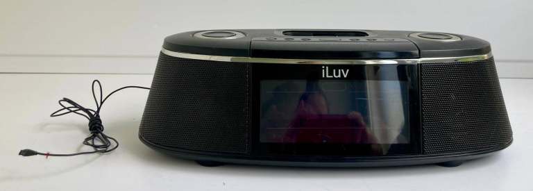 🎶 iLuv Docking Station with FM Radio, Alarm & Speakers – Black – Used