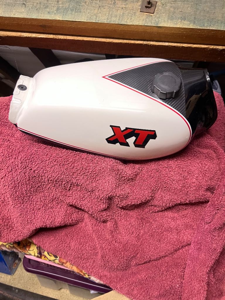 Yamaha xt 250 fuel tank and side panel 