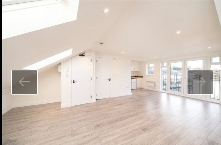 Large modern clean Studio for couples available. 5mins walk to Tooting Bec Tube