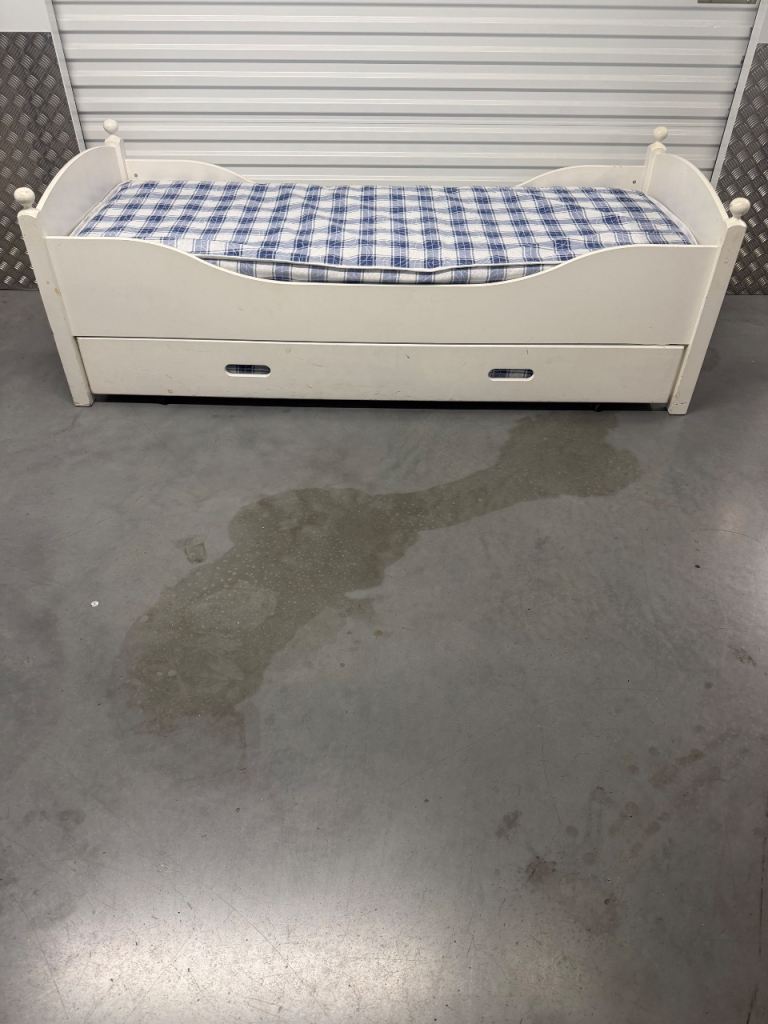 WHITE WOODEN TRUNDLE BED. Free delivery!!!
