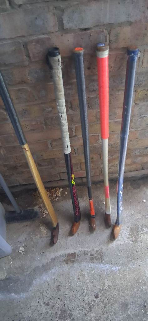 5 Hockey sticks plus bag
