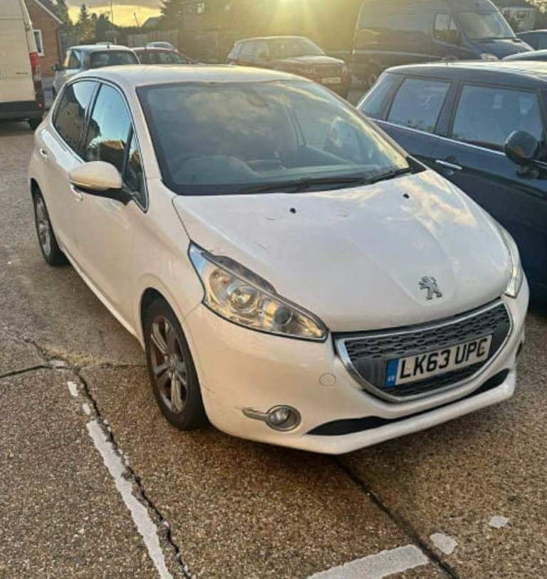 BREAKING PEUGEOT 208 MK1 WHITE COLOUR PARTS