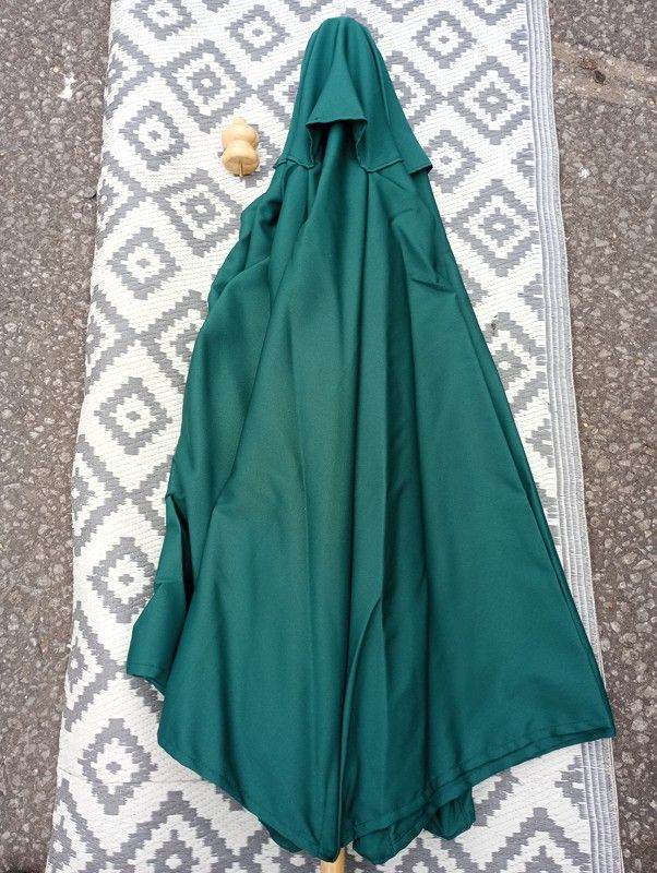 Wooden Green Patio Umbrella (like new, no base)