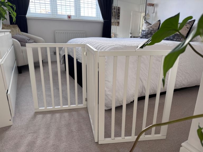 Dog freestanding gate