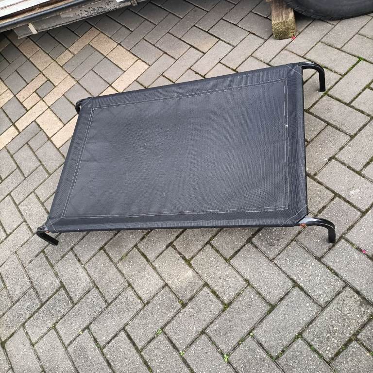 Raised pet bed, outdoor 