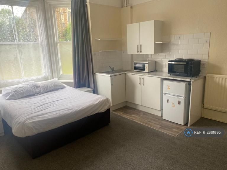 1 bedroom in Waterden Road, Guildford, GU1 (#2881895)