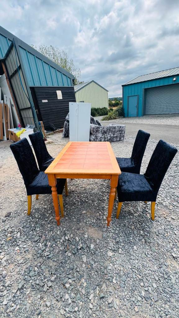 Dining table with 4x chairs £80