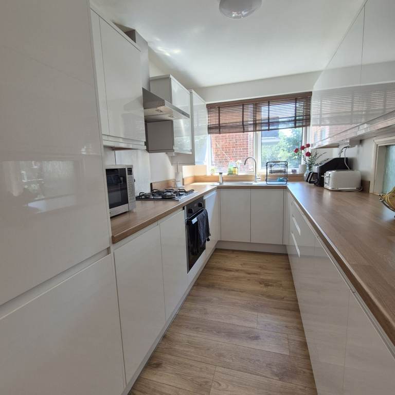 Lovely 1 bedroom ground floor flat for rent located next to Station in N18!