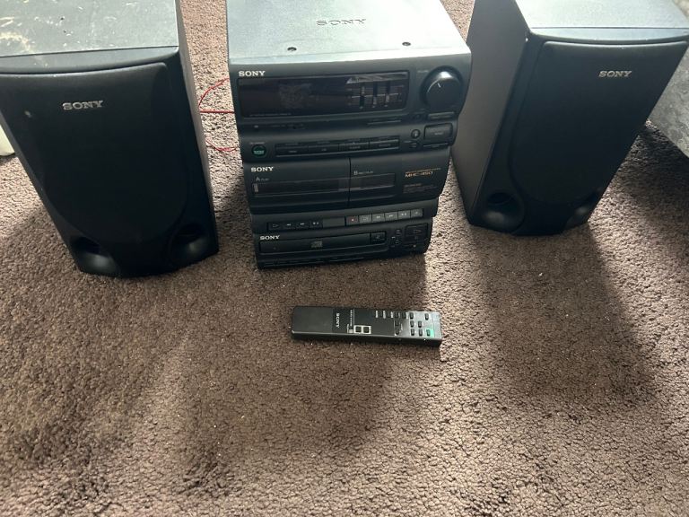 Vintage Sony HCD 450M Hi-Fi  with CD , radio  , speakers , remote , and wires