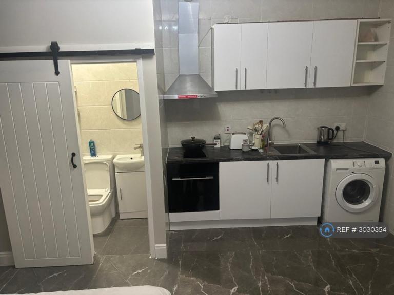 Studio flat in Cavendish Road, London, N4 (#3030354)