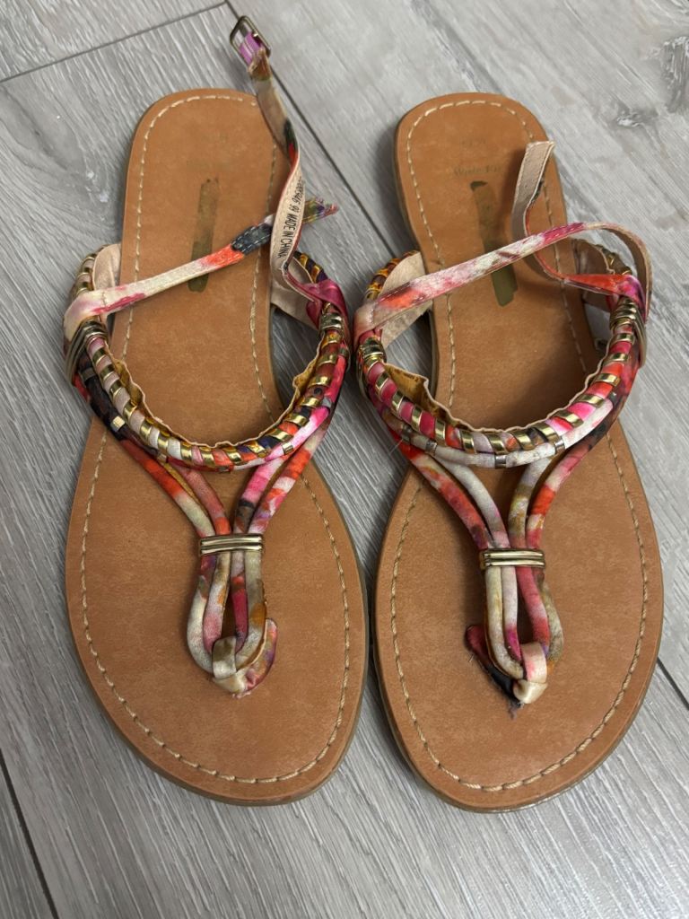 Sandals with colourful straps 