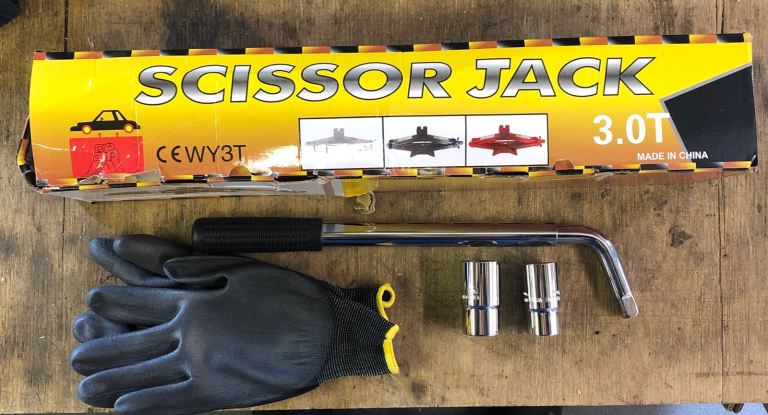 Brand new car/van jack never used comes with wrench with 17,19,21&23 mm sockets+ gloves 
