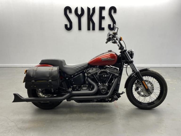 2018 Harley-Davidson FXBB Softail Street Bob 107 in Two Tone Red