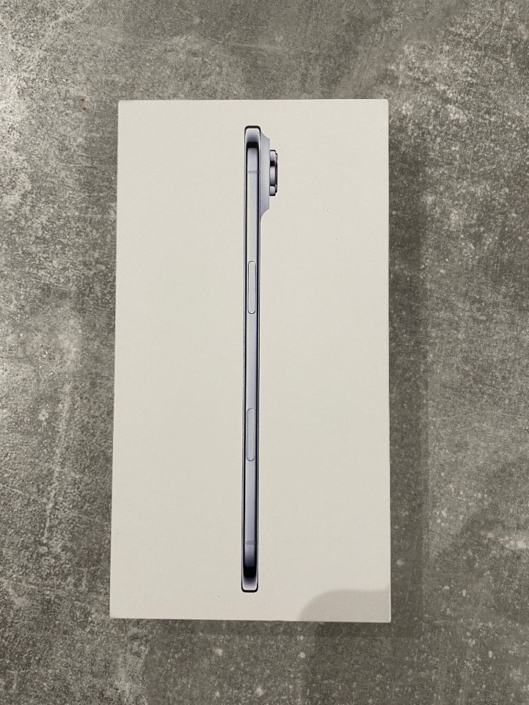 BRAND NEW unopened IPhone 17 Air 256GB sky blue RRP £999