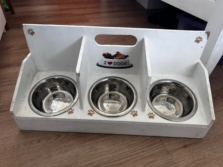 Dog feeder