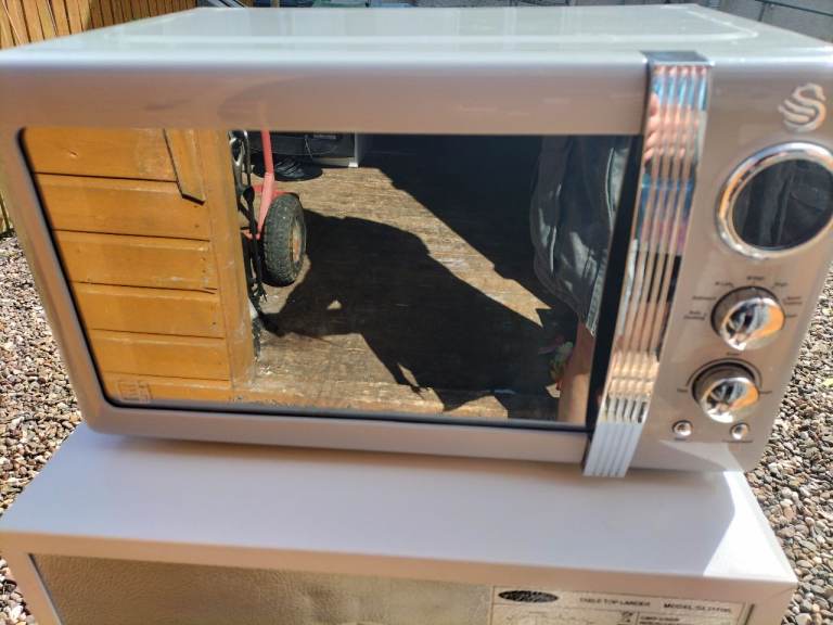 Swan microwave oven 