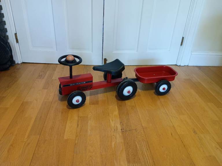 Great Gizmos Metal Red Ride On Tractor with trailer & horn,not electric  1-3 yrs