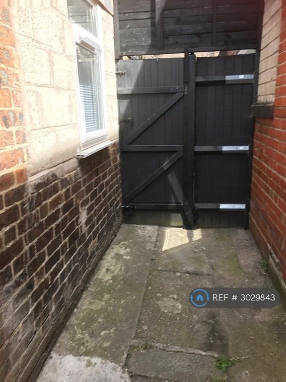 1 bedroom flat in Trentham Road, Longton, ST3 (1 bed) (#3029843)