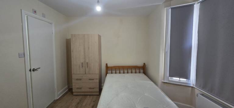 Studio flat to Let in Plumsted, Greenwich, Dss welcome , No deposit required 