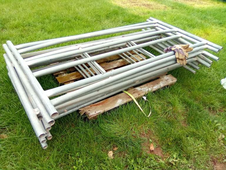 H frame scaffolding .