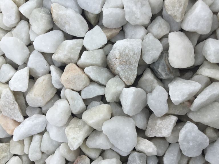 bulk bags of 20 mm white Spanish marble garden and driveway chips/ gravel/ stones 