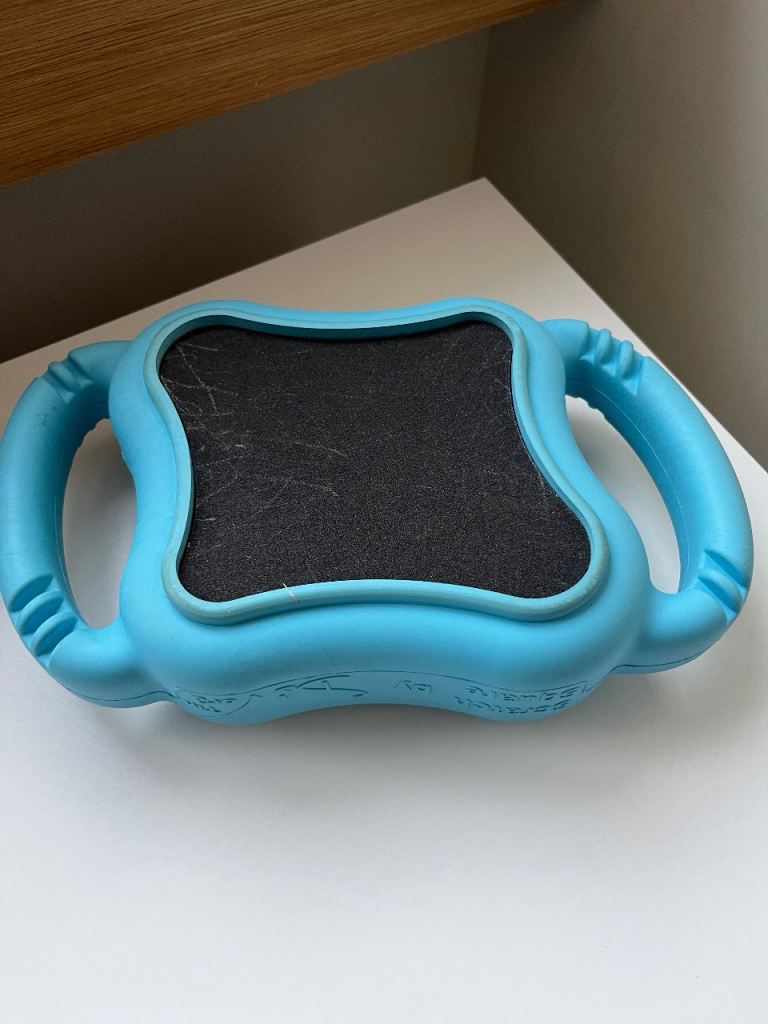 De’vora scratch square for medium/large dogs Vet recommended by my vet to file dogs nails. Cost £80 