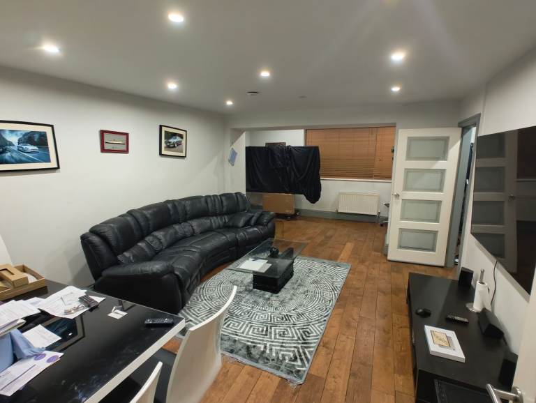 Room to let massive shared house, near Greenhead Park, College and town all inclusive 