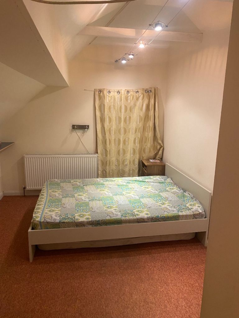 A spacious double room to rent