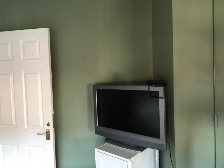 DOUBLE ROOM TO RENT BILLS INCLUDED 200 DEPOSIT IN ADVANCE 