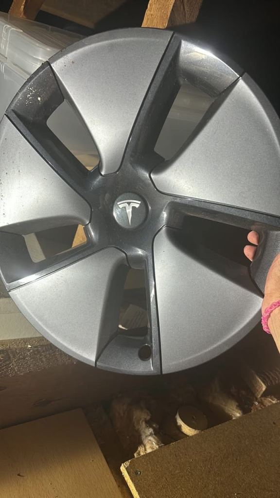 4 like new wheel trims Tesla 