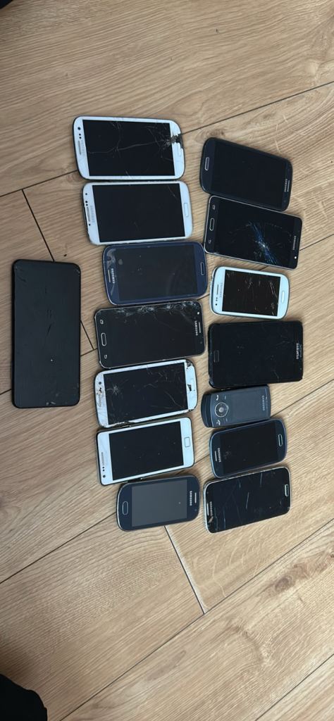 Faulty Samsung smartphone bundle - lots damaged - for spares or repair