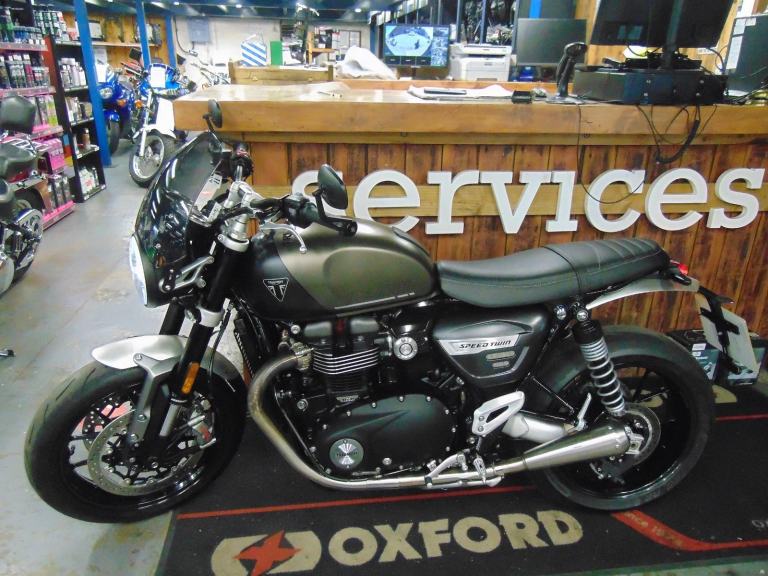 Triumph Speed Twin 120 2024 dry low miles mega powerful modern naked retro FSH