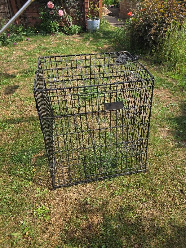 Pet World folding dog/pet cage for hatchback, estate car, truck, home or garden.
