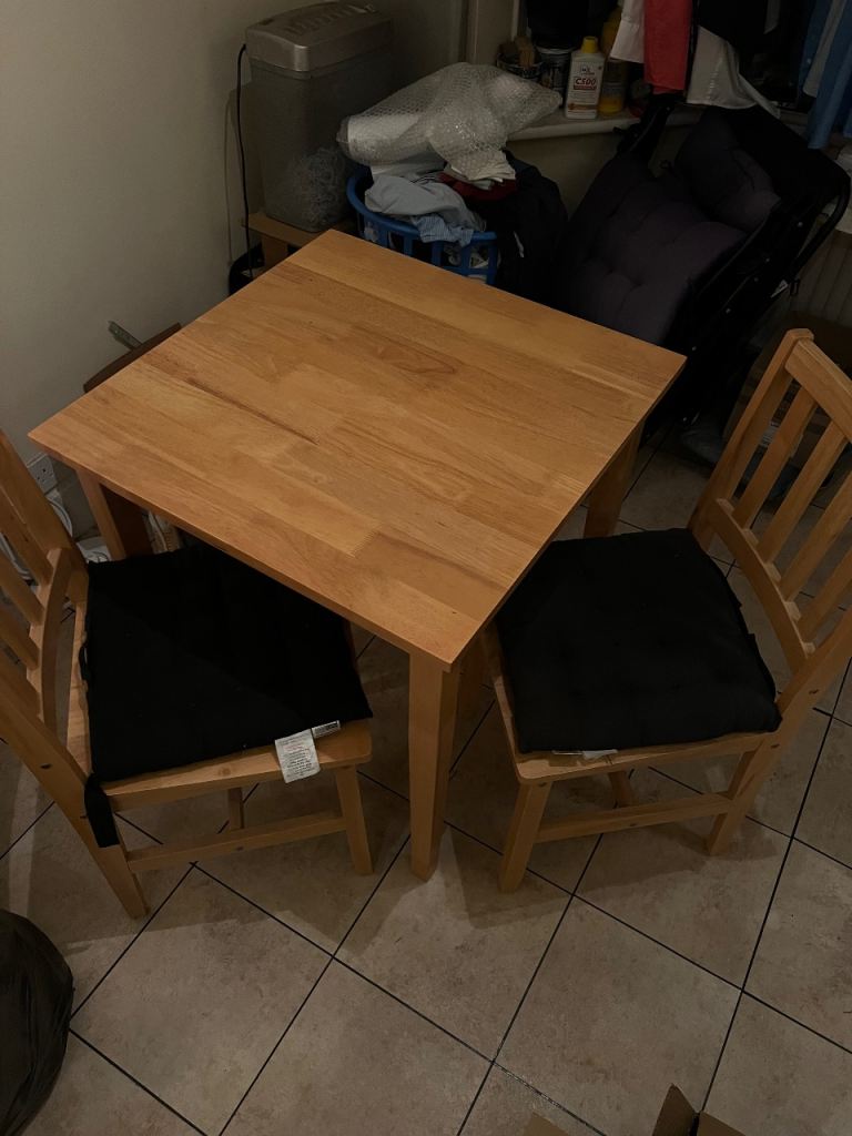 Small table & 2 chairs 