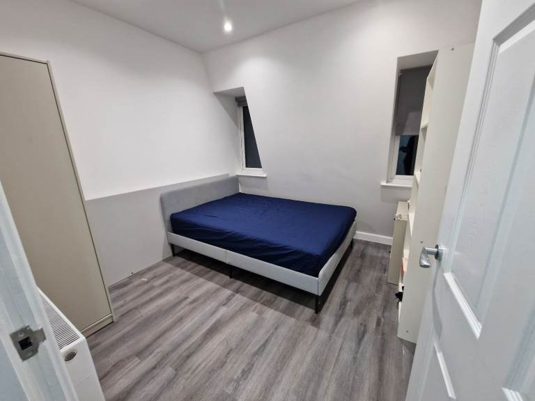 Double room in newly renovated 3 bed flat