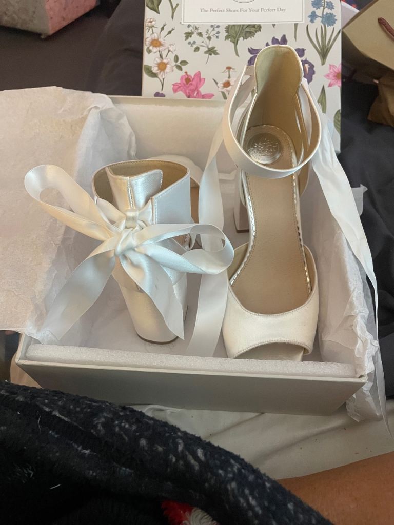 Block heel bow/ribbon/strap 