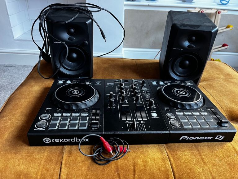 Pioneer DDJ400 & DM40 speakers 