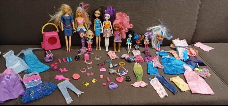 Barbie Dolls, other dolls with House, Wardrobe, Extra Clothes & Accessories – 20+ Dolls